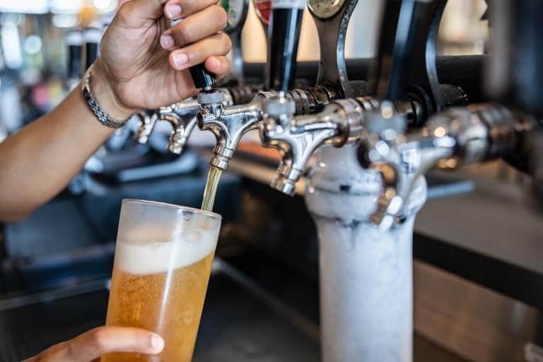 How to pour beer from a tap